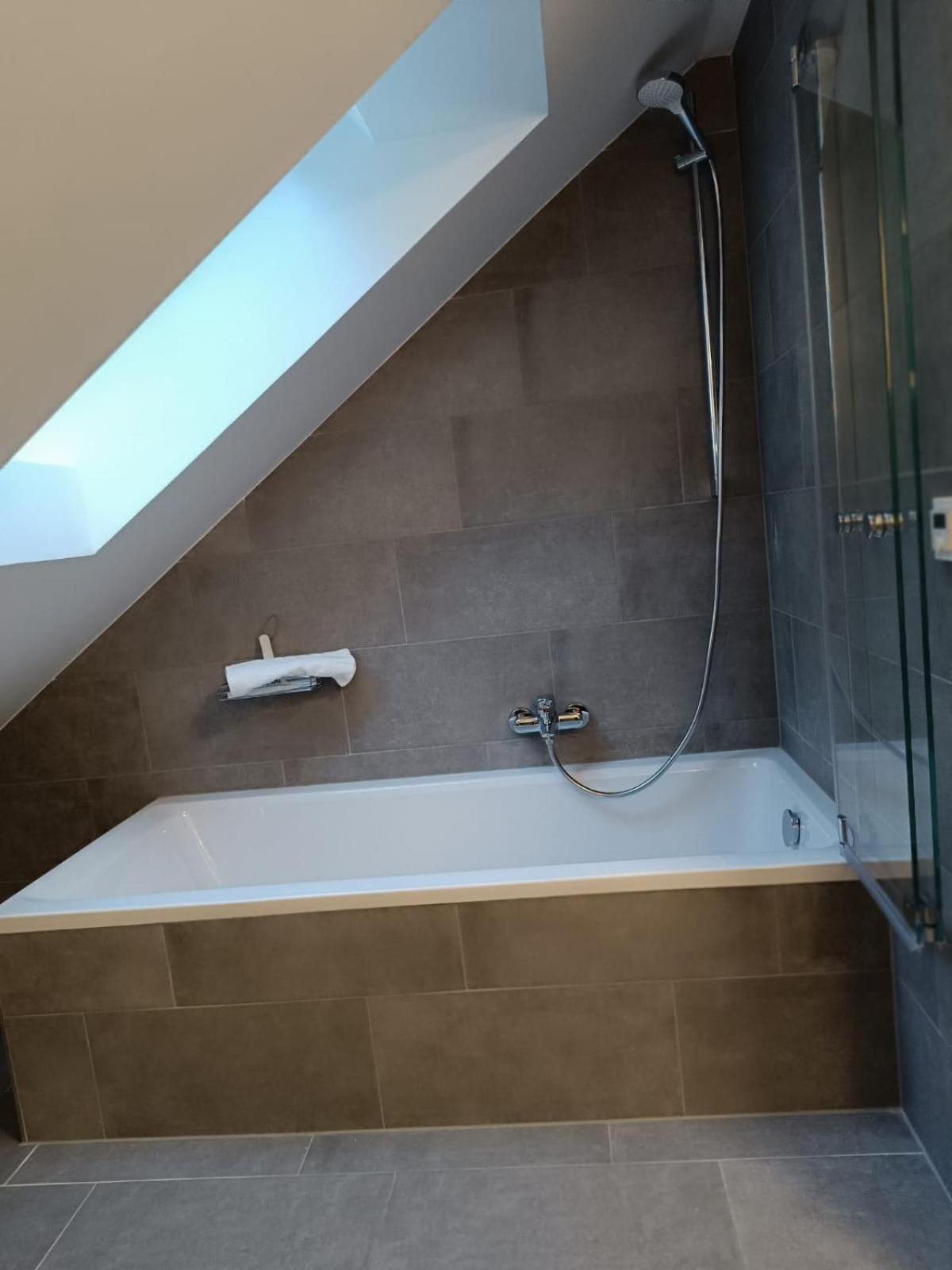 Moderne Ferienwohnung Fuer Familien Im Dachgeschoss Bosau Exterior foto