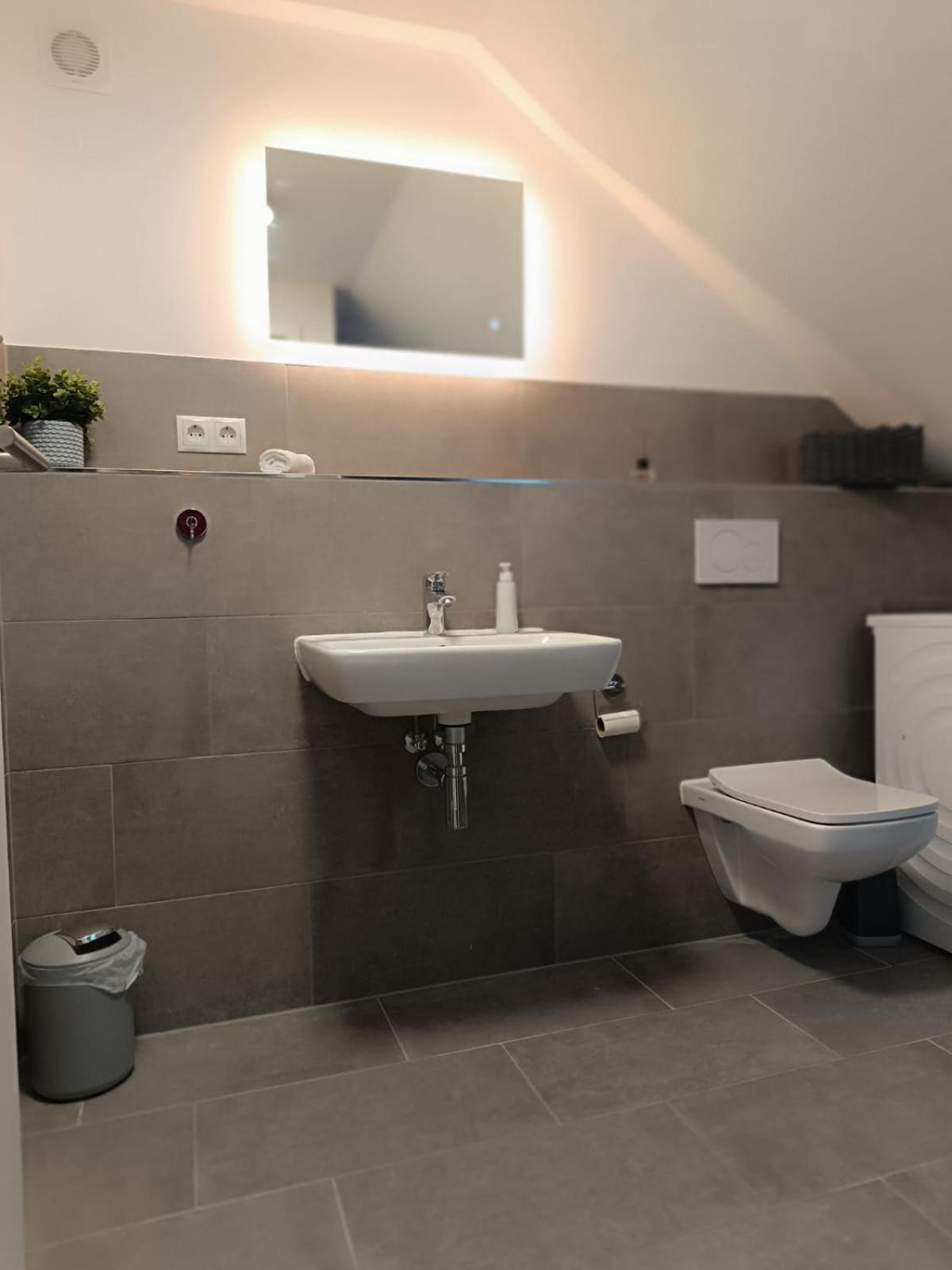 Moderne Ferienwohnung Fuer Familien Im Dachgeschoss Bosau Exterior foto