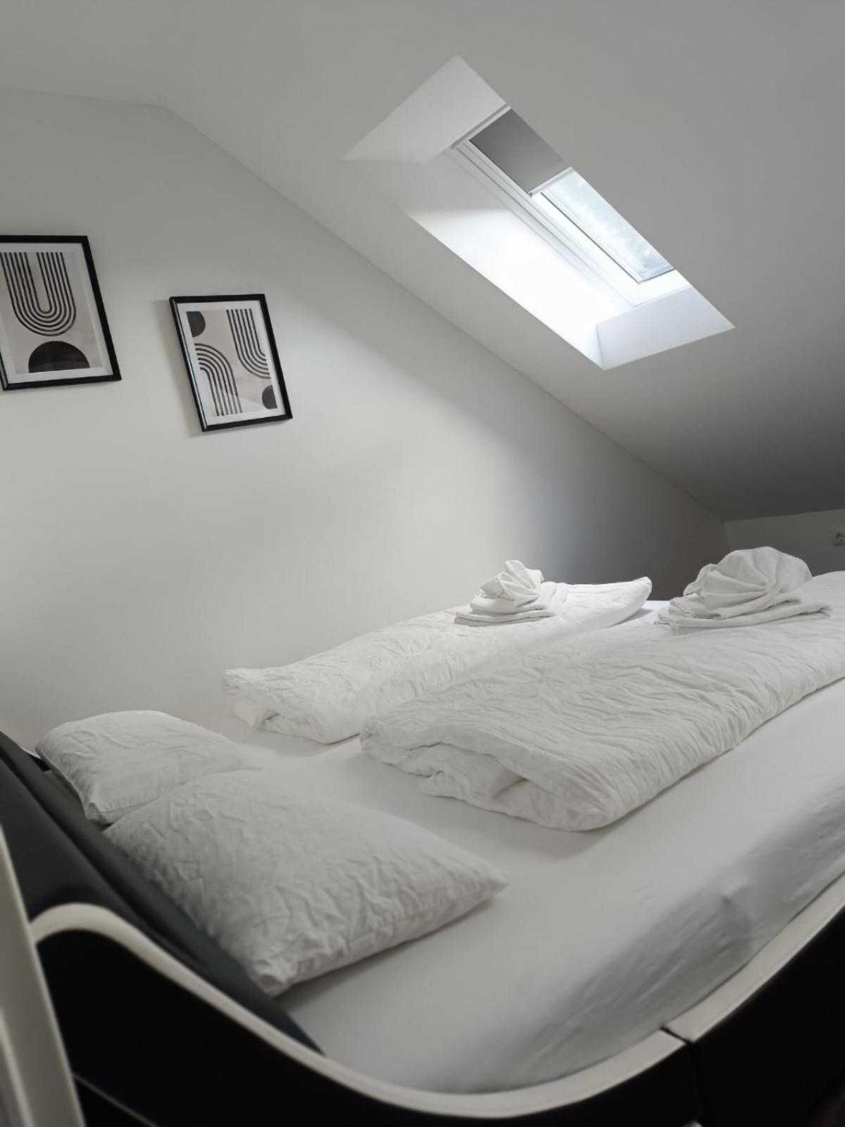 Moderne Ferienwohnung Fuer Familien Im Dachgeschoss Bosau Exterior foto